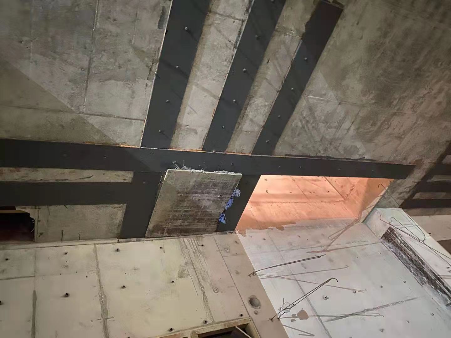 邢台楼板开洞用粘钢加固还是碳纤维布加固